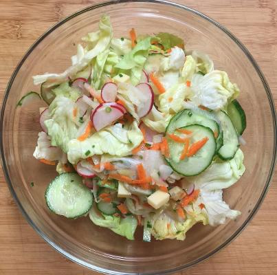 Glasschale mit Salat